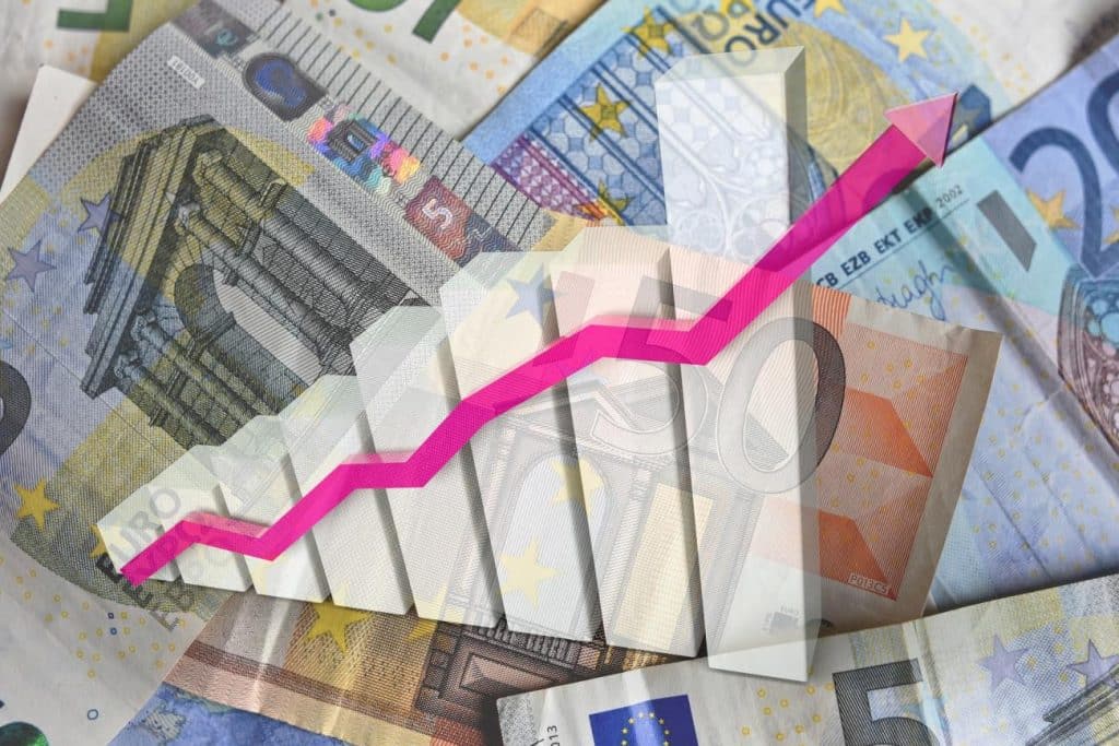 ΕΚΤ: «Πολύ ισχυρή» αύξηση μισθών το 2023 λόγω πληθωρισμού