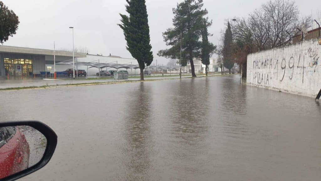 Μετρούν τις πληγές τους οι περιοχές της Κεντρικής Μακεδονίας που χτυπήθηκαν από την κακοκαιρία