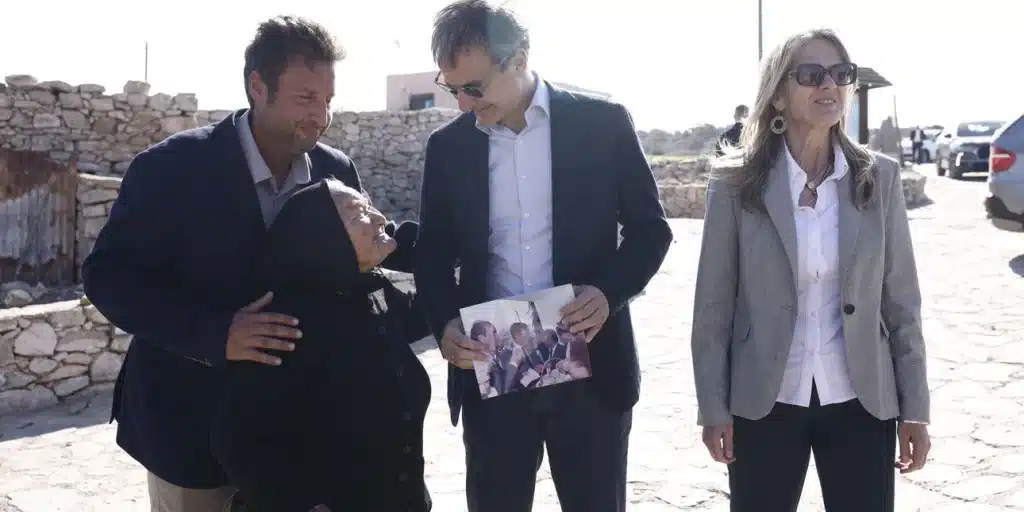 Ηλικιωμένη κάτοικος Γαύδου σε Μητσοτάκη: «Κυβερνάς καλά την Ελλάδα, αν έλειπες θα γινόταν ο πόλεμος»