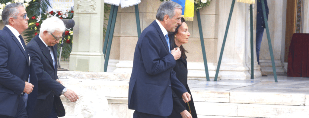 Κηδεία τέως Βασιλιά Κωνσταντίνου: Στο λαϊκό προσκύνημα ο Αντώνης Σαμαράς