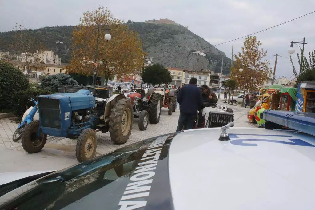 Τα Τρακτέρ Στις Πλατείες Βγάζουν Οι Αγρότες Τα Τρακτέρ Στις Πλατείες Βγάζουν Οι Αγρότες