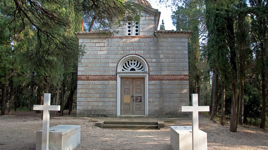 Αυτοψία των μελών της οικογένειας του τέως Βασιλιά Κωνσταντίνου στο Τατόι – Με εντατικούς ρυθμούς οι εργασίες στους βασιλικούς τάφους