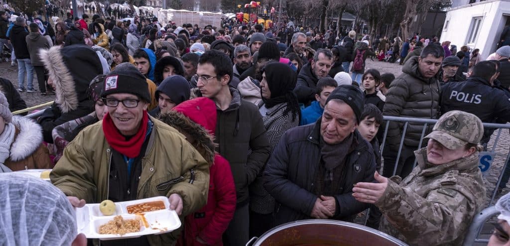 Τουρκία: Ρώσοι και Ουκρανοί στην Αττάλεια συνδράμουν μαζί στη βοήθεια θυμάτων των καταστροφικών σεισμών