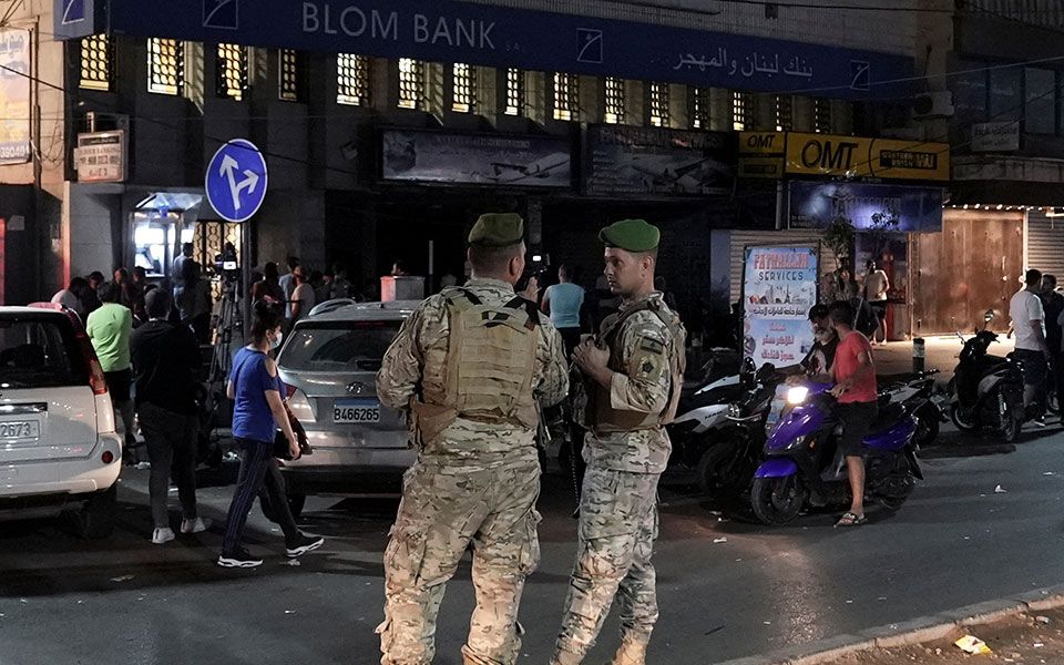 Λίβανος: Καταθέτες έσπασαν και έκαψαν τράπεζες στη Βηρυτό για τα capital control Λίβανος: Καταθέτες έσπασαν και έκαψαν τράπεζες στη Βηρυτό για τα capital control