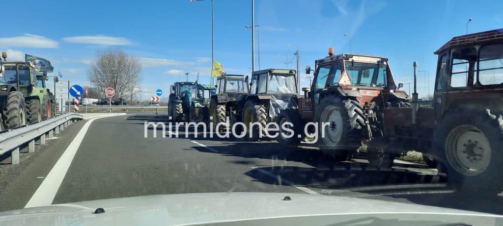 Παραμένει το μπλόκο στην εθνική οδό στον κόμβο της Καρδίτσας – Τι διεκδικούν οι αγρότες