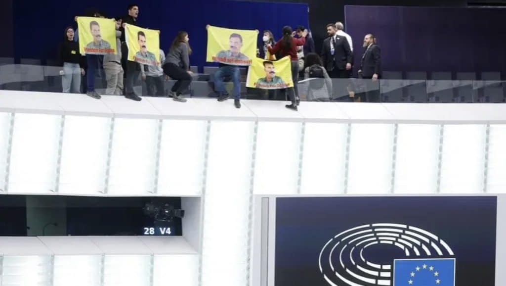 Κούρδοι εισέβαλαν στο Ευρωκοινοβούλιο – Φωνάζαν συνθήματα υπέρ του Οτσαλάν, φυγαδεύτηκε η Μετσόλα Κούρδοι εισέβαλαν στο Ευρωκοινοβούλιο – Φωνάζαν συνθήματα υπέρ του Οτσαλάν, φυγαδεύτηκε η Μετσόλα