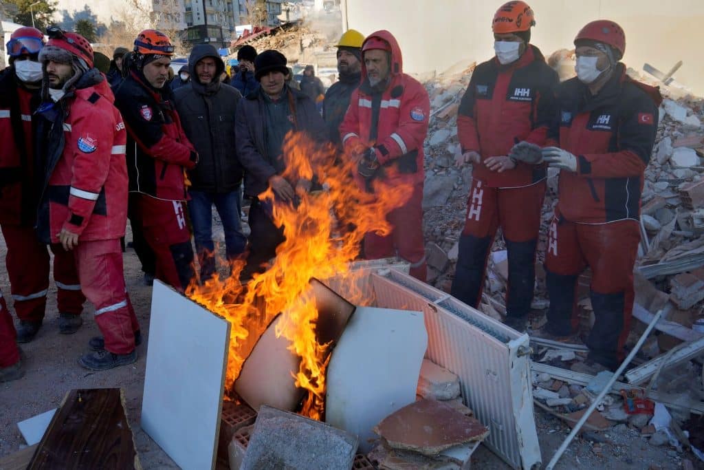 Σβήνουν οι ελπίδες για επιζώντες στην Τουρκία – «Καίμε παγκάκια για να ζεσταθούμε» Σβήνουν οι ελπίδες για επιζώντες στην Τουρκία – «Καίμε παγκάκια για να ζεσταθούμε»