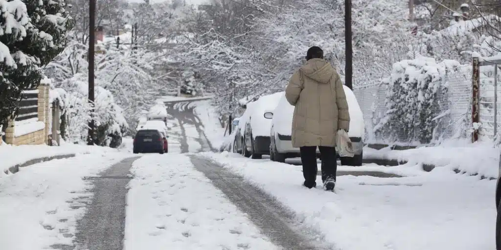Καιρός – Meteo: «Βουτιά» 10 βαθμών Κελσίου και χιόνια σε χαμηλά υψόμετρα φέρνει η κακοκαιρία «Μπάρμπαρα»