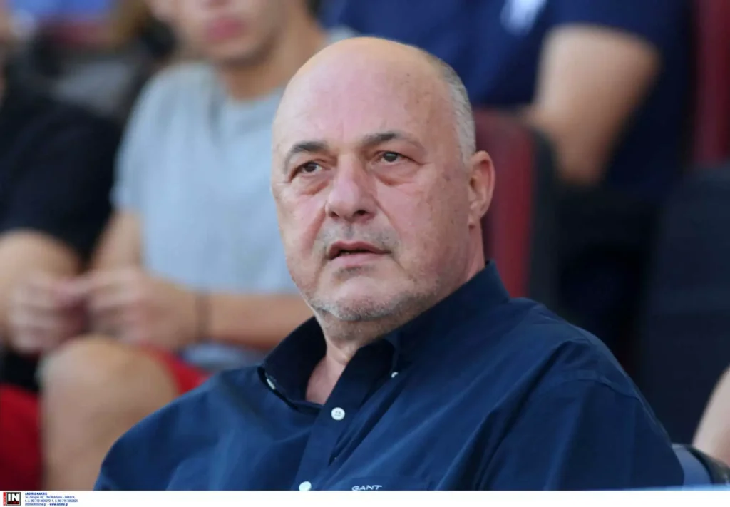 Αχιλλέας Μπέος: «Πολιτικός κλόουν ο Γιάνης Βαρουφάκης» – Η βράβευση από την Σοφία Σακοράφα