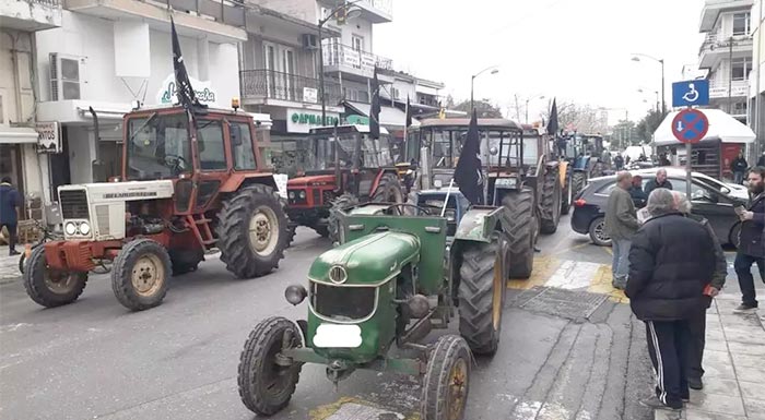 Με τα τρακτέρ στους δρόμους περιμένουν τον Γ. Γεωργαντά οι αγρότες του Τυρνάβου Με τα τρακτέρ στους δρόμους περιμένουν τον Γ. Γεωργαντά οι αγρότες του Τυρνάβου