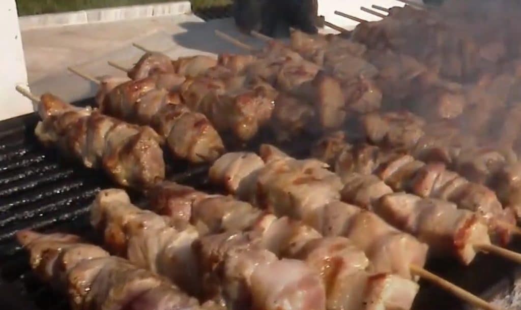 Σε ρυθμούς Τσικνοπέμπτης και αποκριάτικων εκδηλώσεων όλη η χώρα Σε ρυθμούς Τσικνοπέμπτης και αποκριάτικων εκδηλώσεων όλη η χώρα
