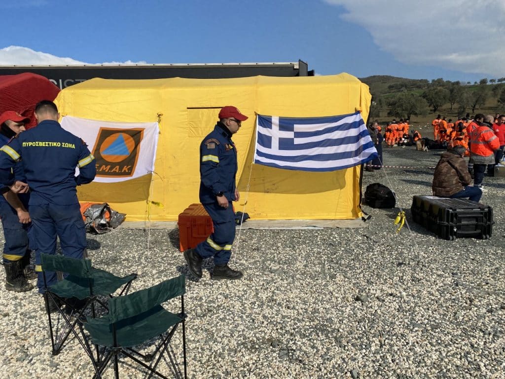 Σεισμός στην Τουρκία: Υπεράνθρωπες προσπάθειες από τους άνδρες της ΕΜΑΚ – Απεγκλώβισαν 4 άτομα