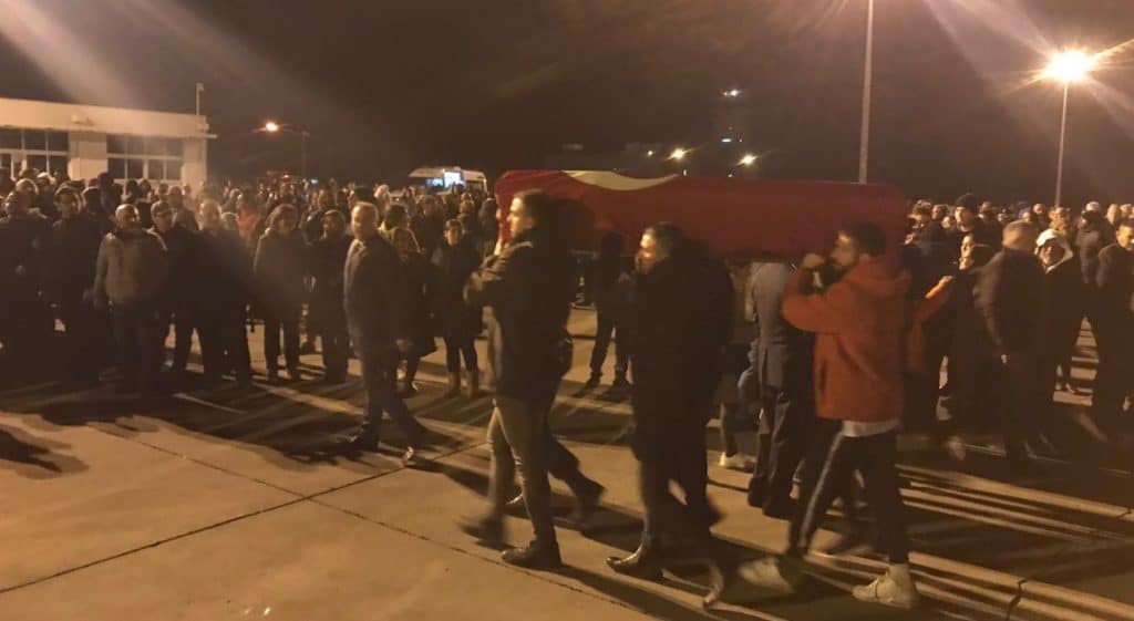 Δραματικές σκηνές στα κατεχόμενα κατά την άφιξη των σορών των Τουρκοκυπρίων που έχασαν τη ζωή τους στον σεισμό της Τουρκίας Δραματικές σκηνές στα κατεχόμενα κατά την άφιξη των σορών των Τουρκοκυπρίων που έχασαν τη ζωή τους στον σεισμό της Τουρκίας
