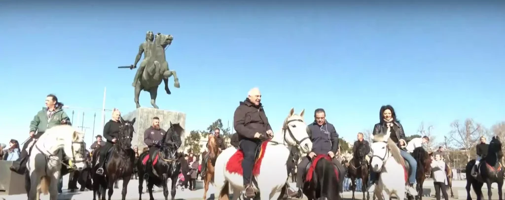 Θεσσαλονίκη: Αέρα υπαίθρου έφεραν, στο κέντρο της πόλης, 30 άλογα διαφόρων φυλών
