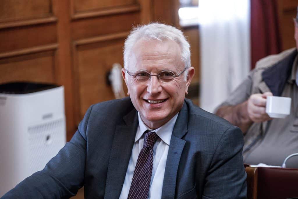 ΝΔ για Ραγκούση: Τουλάχιστον αστείο ο Οργανισμός Εργατικής Κατοικίας να χρηματοδοτεί κατοικία 200 τετραγωνικών με πισίνα
