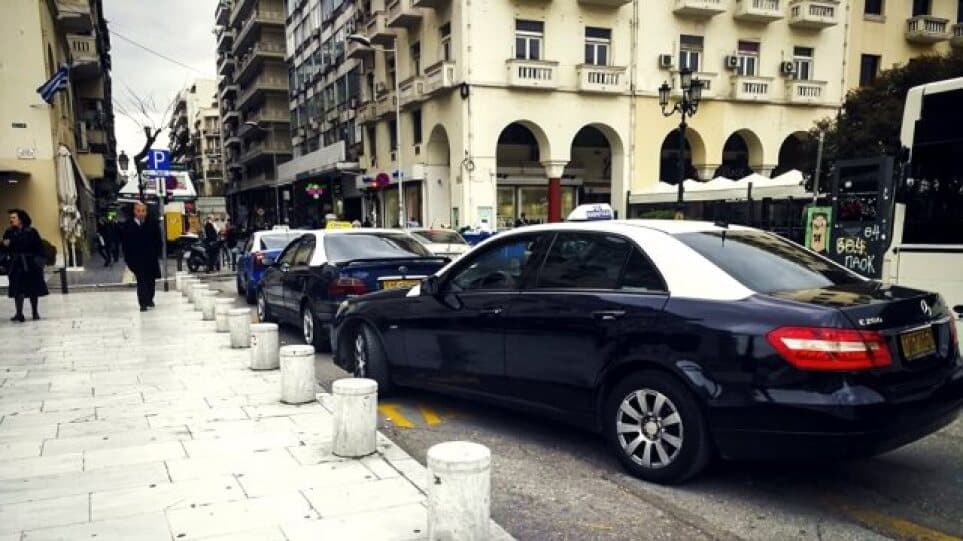 Θεσσαλονίκη: Ταξιτζής ξεκίνησε να οδηγεί πριν κατέβει επιβάτιδα και την εγκατέλειψε τραυματισμένη