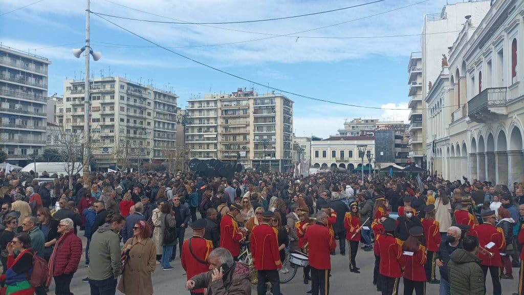Πάτρα: Μεγάλη συμμετοχή στην απεργία- Συγκέντρωση στην πλατεία Γεωργίου (video-photos) Πάτρα: Μεγάλη συμμετοχή στην απεργία- Συγκέντρωση στην πλατεία Γεωργίου (video-photos)