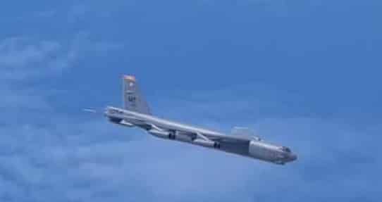 Ρωσικό μαχητικό SU-35 σηκώθηκε να αναχαιτίσει δύο αμερικανικά βομβαρδιστικά πάνω από τη Βαλτική (video) Ρωσικό μαχητικό SU-35 σηκώθηκε να αναχαιτίσει δύο αμερικανικά βομβαρδιστικά πάνω από τη Βαλτική (video)