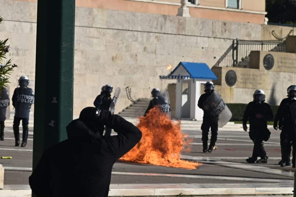 Ένταση στο Σύνταγμα – Κουκουλοφόροι στην Πρυτανεία Ένταση στο Σύνταγμα – Κουκουλοφόροι στην Πρυτανεία