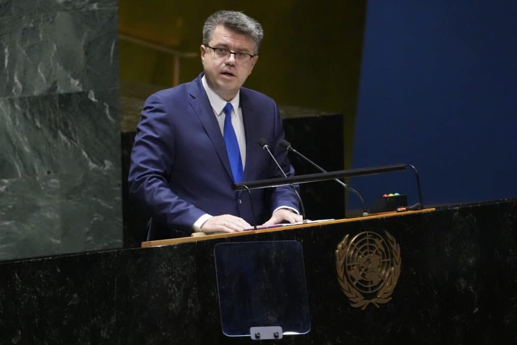 Εσθονία: Ο υπουργός Εξωτερικών παραλίγο να καεί ζωντανός – Πήρε φωτιά το θωρακισμένο αυτοκίνητό του στην Ουκρανία Εσθονία: Ο υπουργός Εξωτερικών παραλίγο να καεί ζωντανός – Πήρε φωτιά το θωρακισμένο αυτοκίνητό του στην Ουκρανία