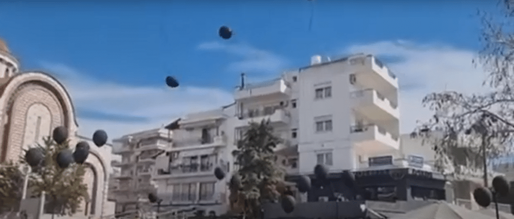 Θεσσαλονίκη: Μαύρα μπαλόνια στον ουρανό από μαθητές του Ευόσμου για τον 15χρονο Παναγιώτη Θεσσαλονίκη: Μαύρα μπαλόνια στον ουρανό από μαθητές του Ευόσμου για τον 15χρονο Παναγιώτη