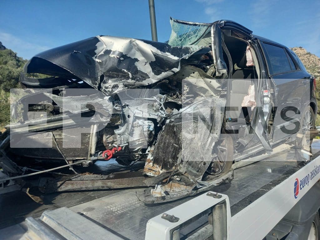 Σοβαρό τροχαίο στην Αθηνών – Σουνίου: Άμορφη μάζα το ένα ΙΧ, στο νοσοκομείο ο οδηγός – Άνοιξε ο δρόμος