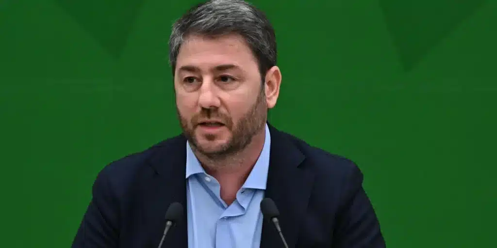Επιμένει ο Ανδρουλάκης για «άγνωστο Χ» πρωθυπουργό -Υψηλοί τόνοι για «διαπλοκή που βρίσκεται σε vertigo»