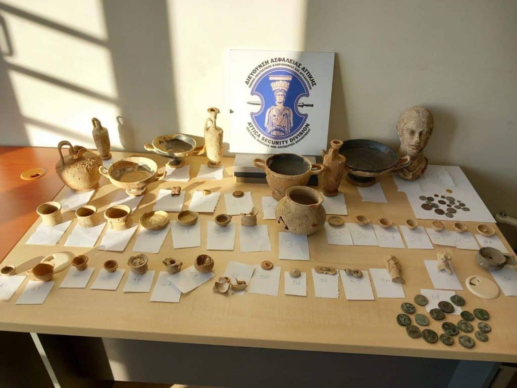 Αρχαιοκάπηλοι στην Κόρινθο με αμφορείς, προτομή, σπαθιά και κοτυλίσκους