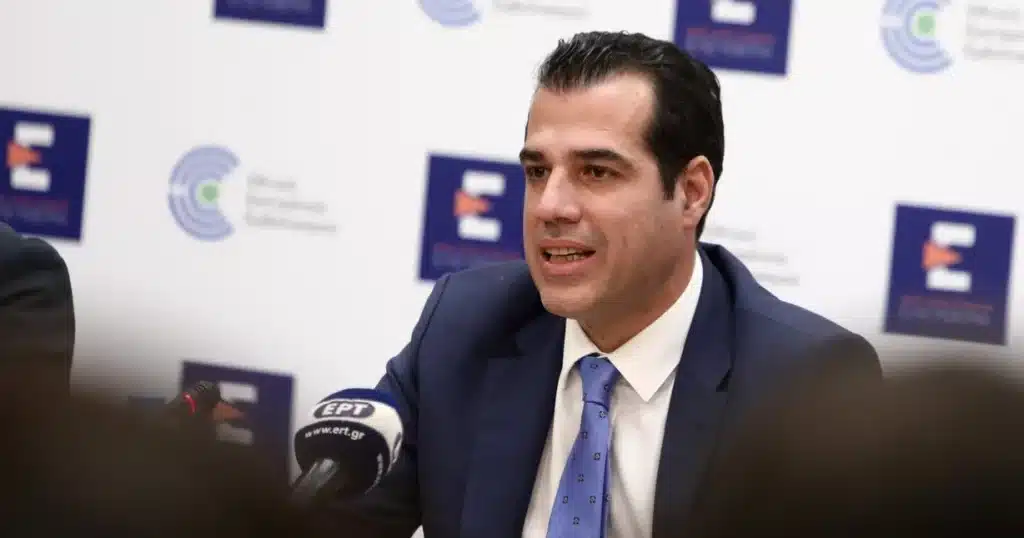 Παρέμβαση Πλεύρη: Απολύεται ο υπάλληλος που έπλυνε με το λάστιχο 70χρονη ασθενή -Άθλιο περιστατικό