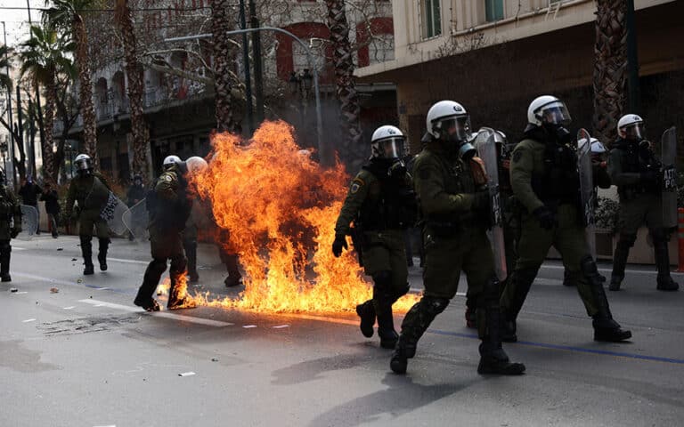 Επεισόδια στην Αθήνα μετά το τέλος του συλλαλητηρίου για τα Τέμπη (video) Επεισόδια στην Αθήνα μετά το τέλος του συλλαλητηρίου για τα Τέμπη (video)