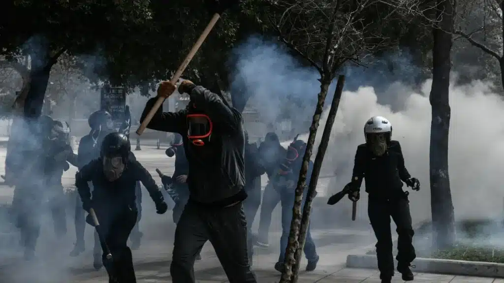 Κουκουλοφόροι έσπασαν το βουλευτικό όχημα της Γεροβασίλη και τραυμάτισαν τον αστυνομικό της – Δεν ήταν στο ΙΧ η βουλευτής