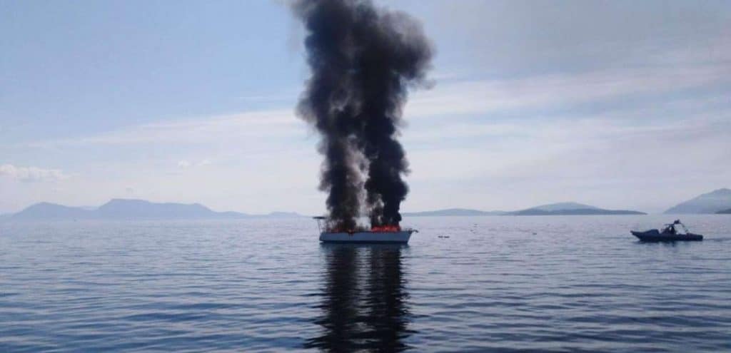 Φωτιά σε θαλαμηγό ανοιχτά της Νικιάνας στη Λευκάδα – Σώο παρελήφθη ένα άτομο