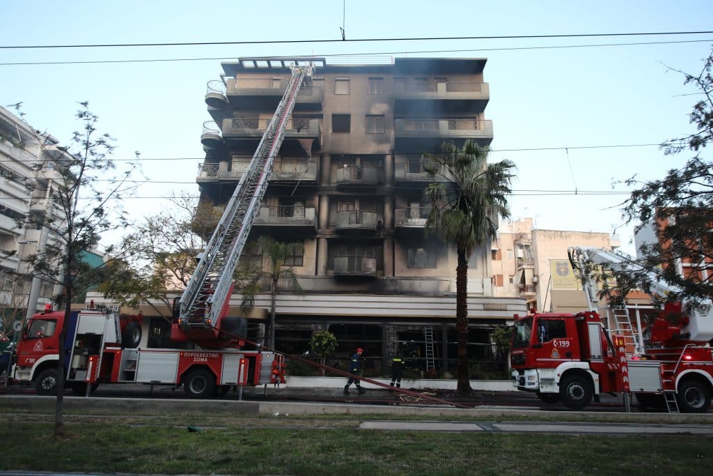 Νέα Σμύρνη: Οι «εκτελεστές» και ο εντολέας του εμπρησμού του Cavaliere – Πού στρέφονται οι έρευνες της Δίωξης Εκβιαστών