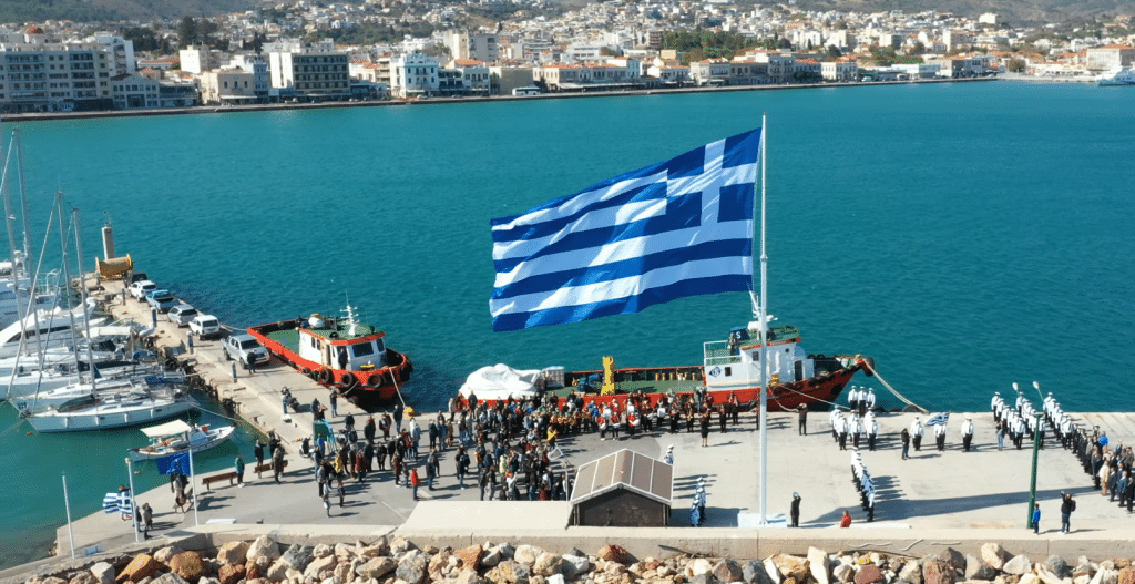 Χίος: Οι εντυπωσιακές εικόνες από την τεράστια ελληνική σημαία, που υψώθηκε στο λιμάνι του νησιού