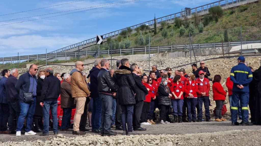 Τέμπη: Τρισάγιο στη μνήμη των νεκρών της σιδηροδρομικής τραγωδίας