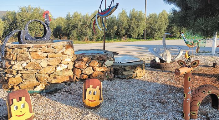 Βενζινάδικο στη Χαλκιδική κάνει τα σκουπίδια έργα τέχνης Βενζινάδικο στη Χαλκιδική κάνει τα σκουπίδια έργα τέχνης