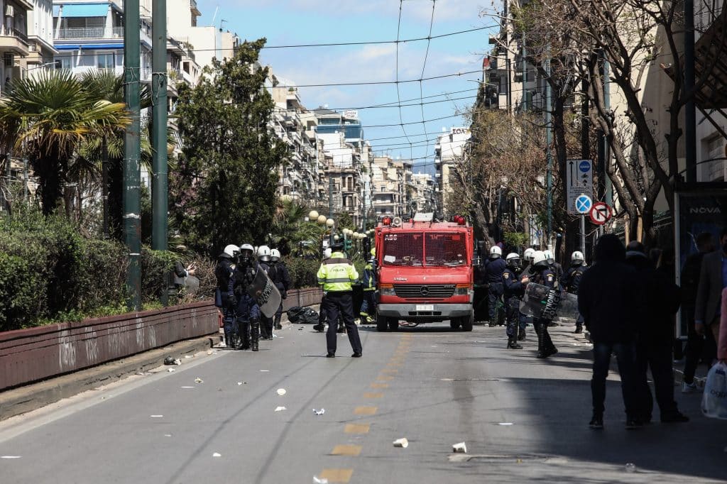 Πεδίο μάχης έξω από την ΑΣΟΕΕ: Επίθεση με πέτρες σε περιπολικό – Δικογραφία σε βάρος αστυνομικών για άσκοπους πυροβολισμούς (video) Πεδίο μάχης έξω από την ΑΣΟΕΕ: Επίθεση με πέτρες σε περιπολικό – Δικογραφία σε βάρος αστυνομικών για άσκοπους πυροβολισμούς (video)
