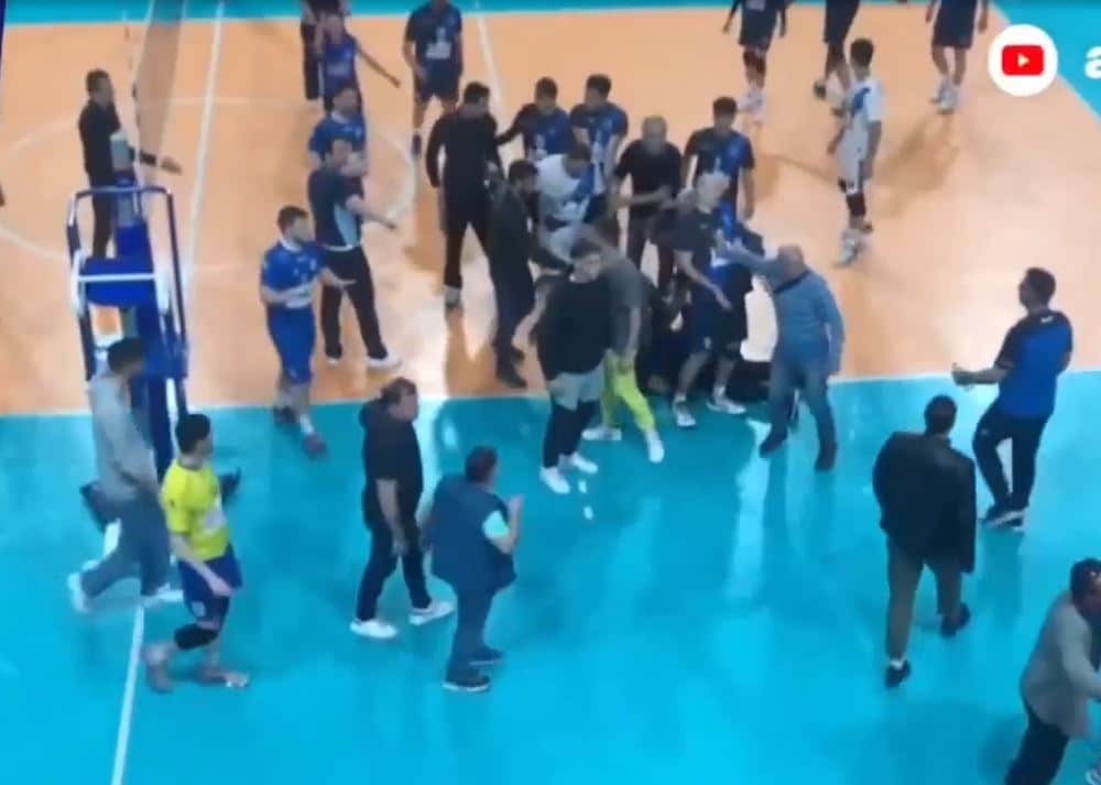 Σε αγώνα πυγμαχίας μετατράπηκε αγώνας βόλεϊ στην Πάτρα – Ένταση και στις κερκίδες Σε αγώνα πυγμαχίας μετατράπηκε αγώνας βόλεϊ στην Πάτρα – Ένταση και στις κερκίδες