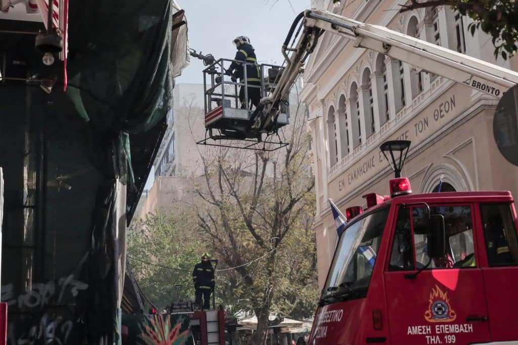 Υπό μερικό έλεγχο η φωτιά σε εγκαταλελειμμένο κτίριο στο κέντρο της Αθήνας – Σε επιφυλακή η πυροσβεστική Υπό μερικό έλεγχο η φωτιά σε εγκαταλελειμμένο κτίριο στο κέντρο της Αθήνας – Σε επιφυλακή η πυροσβεστική