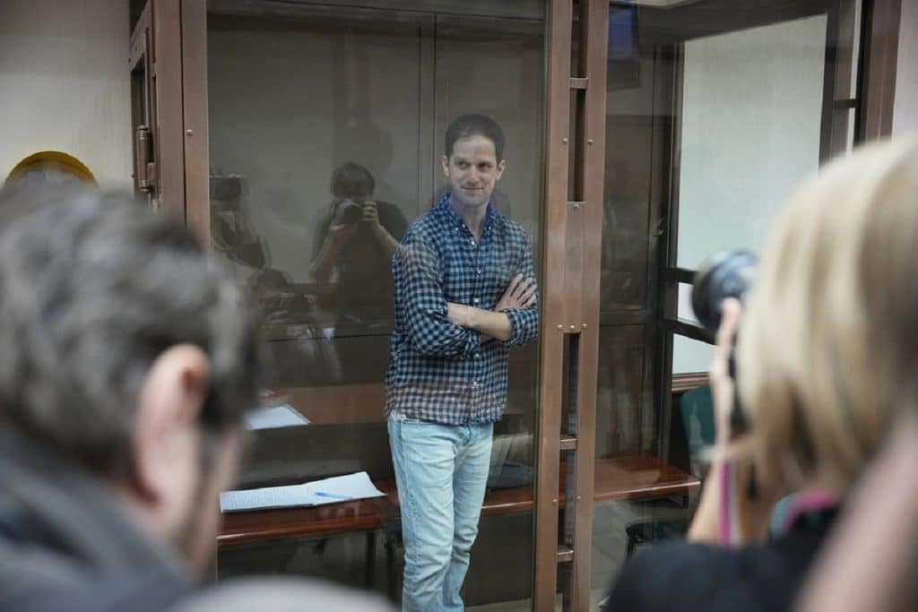 Ρωσία: Ο Αμερικανός Έβαν Γκέρσκοβιτς προσήχθη στο δικαστήριο – Χαμογελαστός στο γυάλινο κλουβί Ρωσία: Ο Αμερικανός Έβαν Γκέρσκοβιτς προσήχθη στο δικαστήριο – Χαμογελαστός στο γυάλινο κλουβί