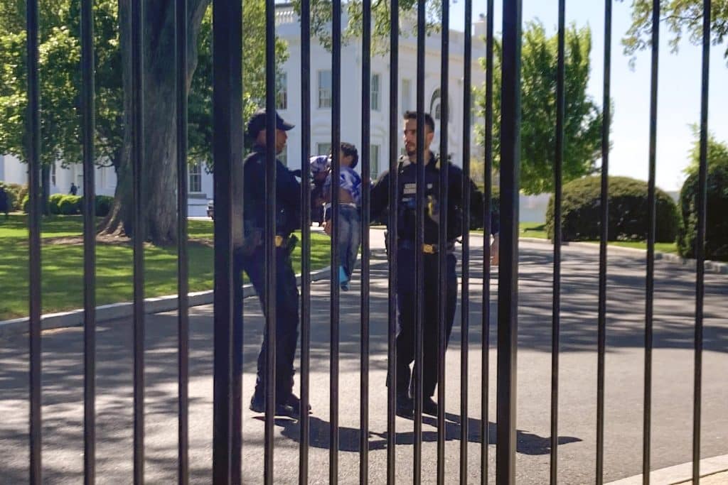 ΗΠΑ: Αγοράκι εισέβαλε στον Λευκό Οίκο με… πάνα