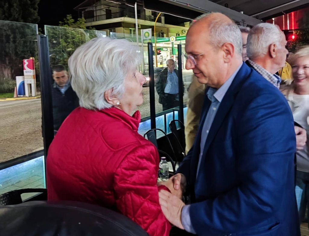 Mε κατοίκους στον Σταυρό συναντήθηκε ο Γιάννης Οικονόμου Mε κατοίκους στον Σταυρό συναντήθηκε ο Γιάννης Οικονόμου