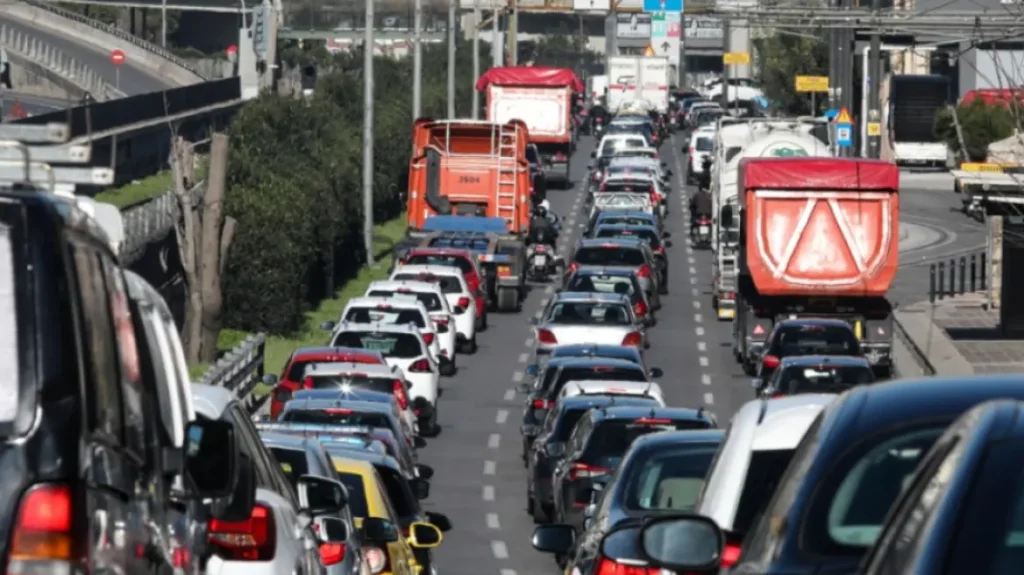 Καραμπόλα στην Αττική Οδό – Μποτιλιάρισμα τριών χιλιομέτρων Καραμπόλα στην Αττική Οδό – Μποτιλιάρισμα τριών χιλιομέτρων