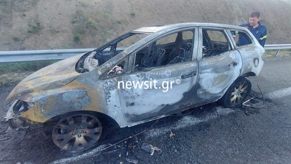 Δήμαρχοι που βγήκαν από το φλεγόμενο αυτοκίνητο: Τρίτωσε το κακό, προηγήθηκαν σπάσιμο του παρμπρίζ και του καθρέφτη