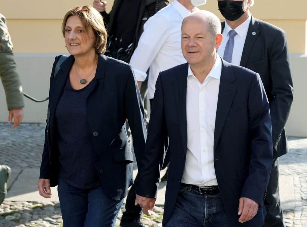 Παραιτείται από την κυβέρνηση του Βρανδεμβούργου η υπουργός Παιδείας και σύζυγος του Σολτς