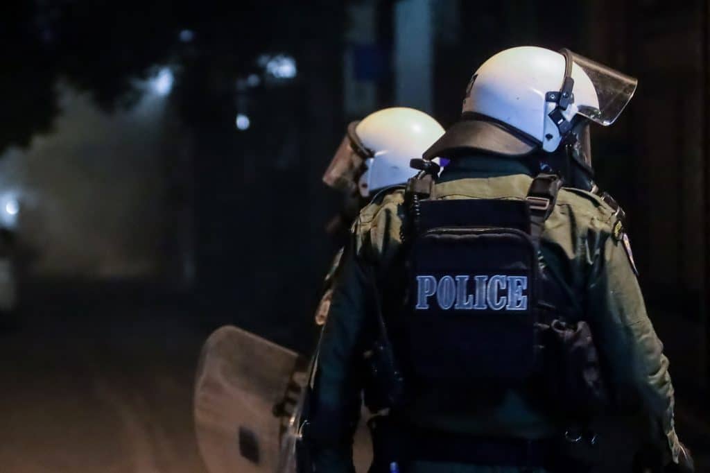Πετράλωνα: Αστυνομικοί δέχθηκαν επίθεση με πέτρες – Μία σύλληψη