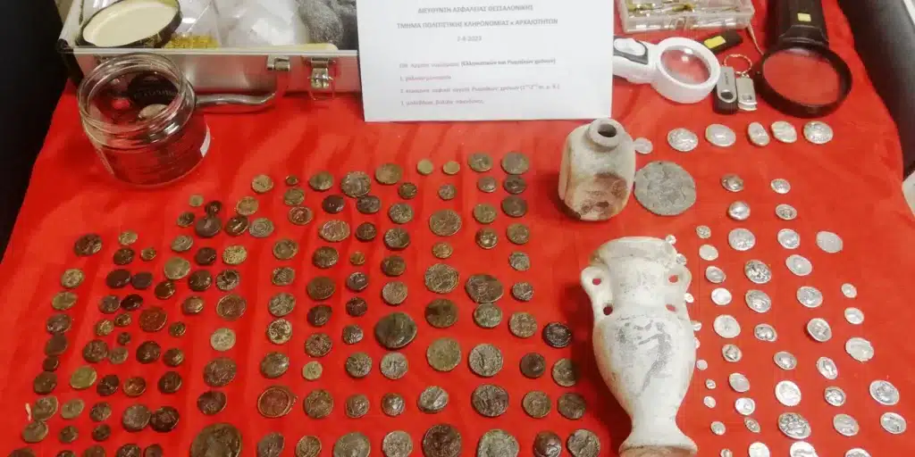 Θεσσαλονίκη: Συνελήφθη αρχαιοκάπηλος -Ήθελε να στείλει αρχαία νομίσματα στη Γερμανία κρυμμένα σε… ελαιόλαδο