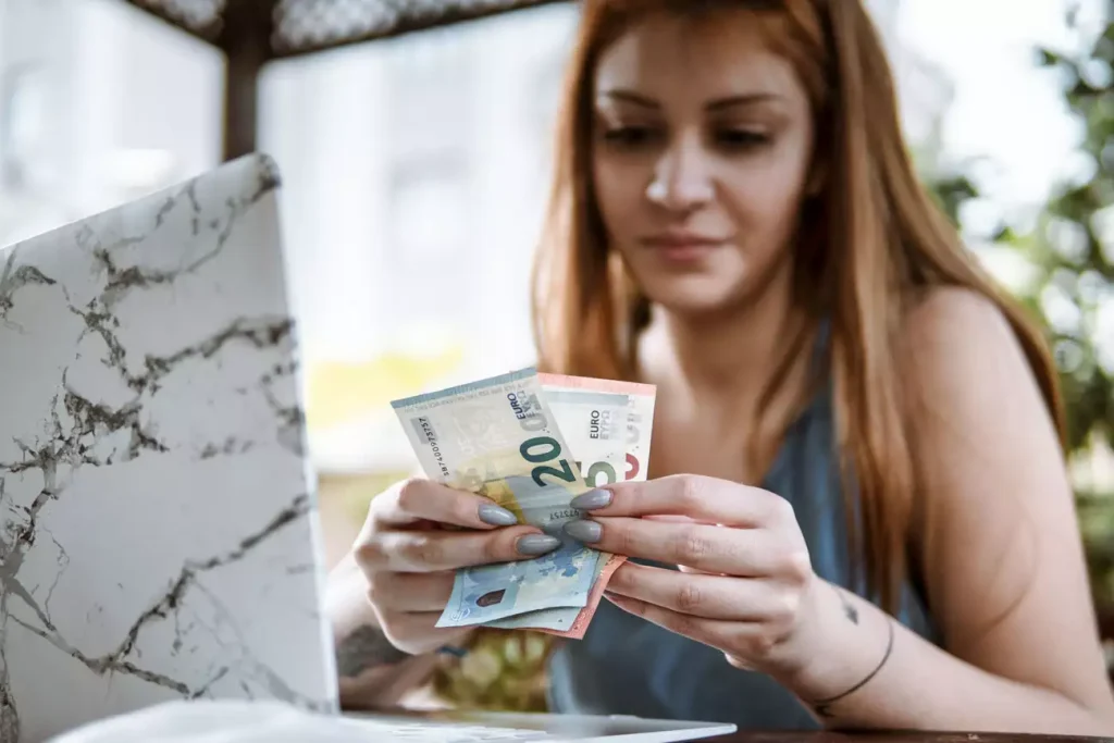 Κατώτατος μισθός: Σε ισχύ από σήμερα η αύξηση του 9,4% – Ποια επιδόματα επηρεάζονται και πόσο Κατώτατος μισθός: Σε ισχύ από σήμερα η αύξηση του 9,4% – Ποια επιδόματα επηρεάζονται και πόσο