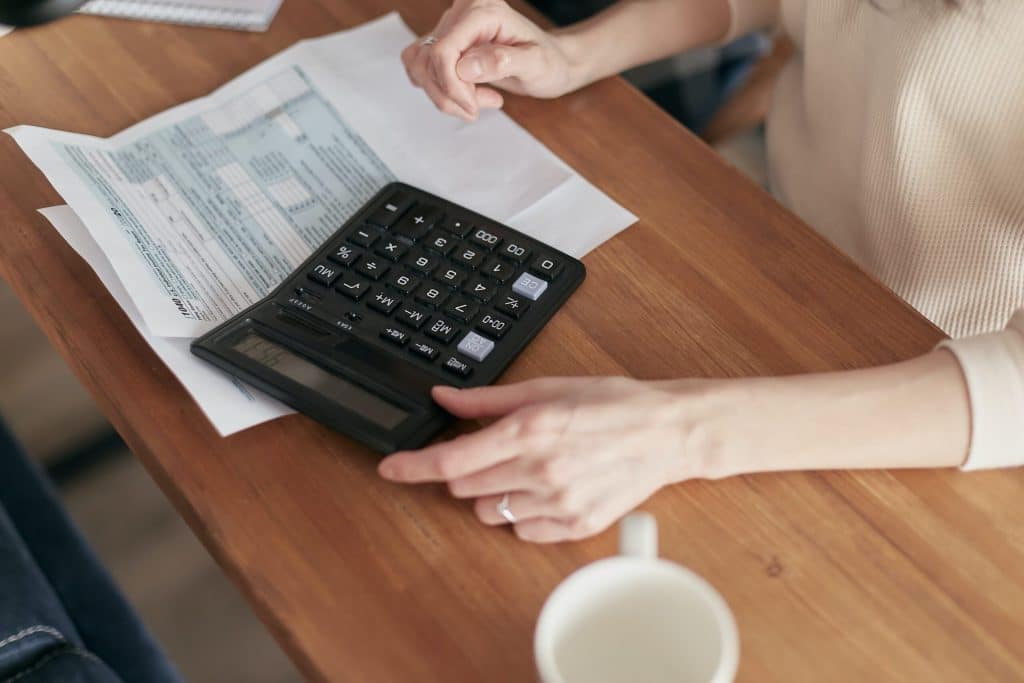 Από δύο έως τέσσερις δόσεις το χρόνο το όφελος για τους δανειολήπτες από το πλαφόν στα επιτόκια – Ποιοι ωφελούνται (παραδείγματα)