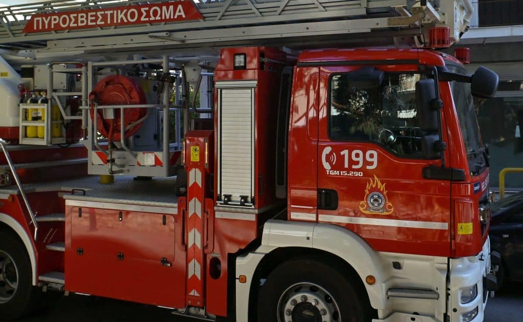 Φωτιά σε επταώροφη πολυκατοικία στον Πειραιά – Επιχειρούν 18 πυροσβέστες Φωτιά σε επταώροφη πολυκατοικία στον Πειραιά – Επιχειρούν 18 πυροσβέστες